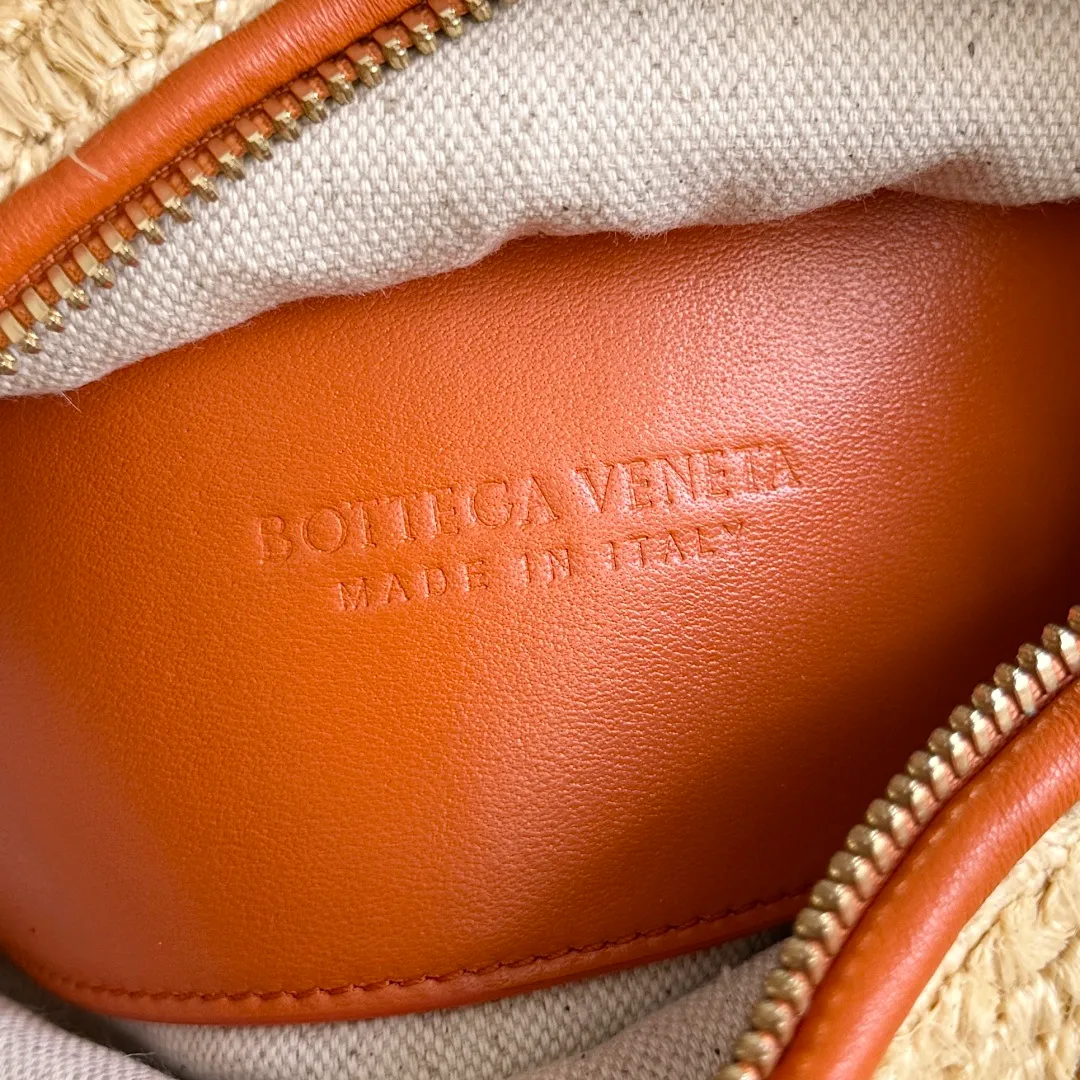 Batch 1560 BOTTEGA VENETA2025summer new burnt orange raffia loop👋🏻This small loop directly grows on my aesthetic point💥! The oversized buckles on both sides are amazing. The bag can be folded and used as a handle. You can easily switch between shoulder, crossbody and handbag, unlocking N ways to carry it✨! Iconic knot decoration, instantly recognizable as high-end! It is made of a super special raffia blended material, and the texture is ridiculously exquisite! Small-batch dyeing makes each bag unique in color. Carry it on the street in summer and slay the whole crowd! ! Traveling with the new color matching of BV Loop👜 is just like a vacation! Weaved with raffia, it is full of natural texture and summer style; paired with orange leather parts, the color contrast is sharp and fashionable. The overall style is casual yet sophisticated, suitable for matching with holiday or casual clothing, and can add highlights to your outfit. ✨The summer limited edition raffia is paired with bright orange, full of vitality! Wear it on your back and go on vacation together⛱️🍹 Style number: 19*12*9cm